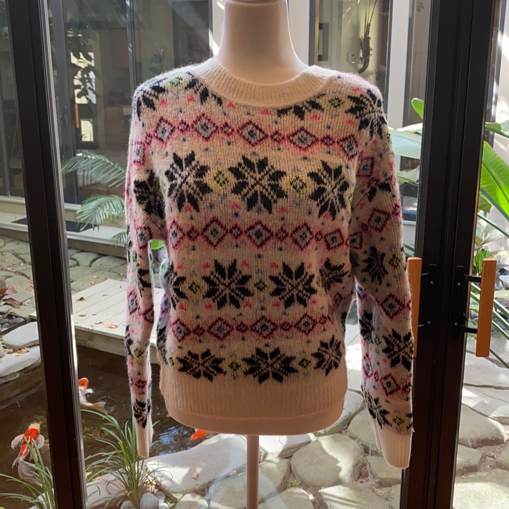 V-Back Sweater- Winter Pattern.